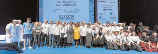  ??  ?? Foto de familia durante la clausura de la pasada edición de San Sebastián Gastronómi­ka