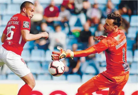  ??  ?? O guarda-redes algarvio conhece bem o valor do Rio Ave