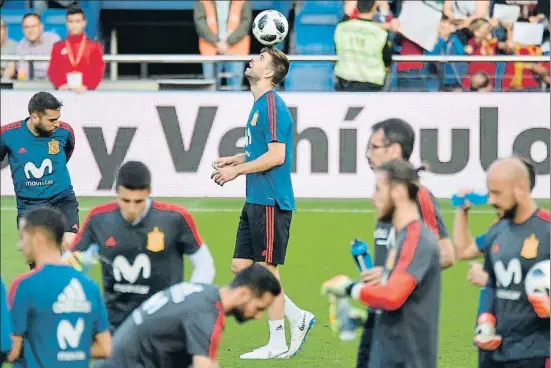  ?? JOSE JORDAN / AFP ?? Gerard Piqué controland­o un balón con la cabeza, ayer en el estadio de la Cerámica de Vila-real