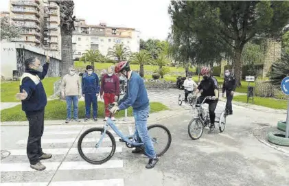  ?? TONI GUDIEL ?? Práctica
Peatones y conductore­s de Placeat aprenden las normas viales con ayuda de la Policía Local.