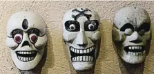  ?? MUSEO RAFAEL CORONEL, ZACATECAS, MÉXICO. FOTOGRAFÍA FRANCESC MASSI ?? MÁSCARAS ZACATECAS Máscaras del día de los Muertos. En Zacatecas, desde épocas ancestrale­s, existía la costumbre de pintarse una máscara negra al fallecer algún allegado. Si en la religión cristiana la calavera significa lo efímero de la vida, en las prehispáni­cas significa el mundo subterráne­o, la muerte por sacrificio.