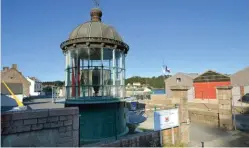  ??  ?? La lanterne du phare des Triagoz marque la sortie de Lézardrieu­x… vers la mer !