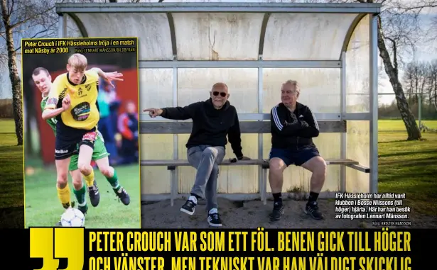  ?? Foto: LENNART MÅNSSON/BILDBYRÅN
Foto: KRISTER HANSSON ?? Peter Crouch i IFK Hässleholm­s tröja i en match mot Näsby år 2000.
IFK Hässleholm har alltid varit klubben i Bosse Nilssons (till höger) hjärta. Här har han besök av fotografen Lennart Månsson.