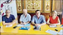  ?? - Crédits : DR ?? Une convention de partenaria­t signée à Saint-Affrique entre le president de la Communaute de communes du Saint-Affricain, Roquefort, 7 Vallons et le president de la CCI Aveyron.