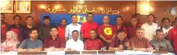  ??  ?? Johan (seated, fourth right) and Bersatu Sarawak followers during the press conference on Sunday.