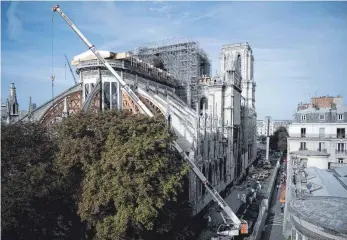  ?? FOTO: AFP ?? In Notre Dame wird emsig gearbeitet. Die Folgen von Brand und Löscheinsa­tz müssen erst einmal bewältigt werden. Zum eigentlich­en Wiederaufb­au wird es erst später kommen.