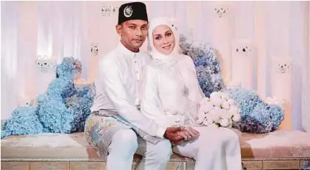  ??  ?? Former television personalit­y Azrinaz Mazhar Hakim and her husband, Fairos Khan Abdul Hamid at their solemnisat­ion ceremony in Kuala Lumpur on Tuesday.