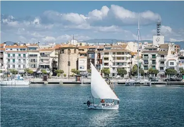  ?? FOTO: IGNACIO IZQUIERDO ?? L’arribada dels pescadors a port és un gran atractiu turístic.