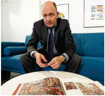  ??  ?? Jérôme Serri, aujourd’hui journalist­e au magazine Lire, est un ancien directeur du Fonds régional d’art contempora­in (FRAC) d’ile-de-france,
