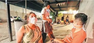  ??  ?? Protección. Los afectados tuvieron que usar mascarilla­s mientras se controlaba la fuga en la fábrica.