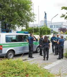  ?? Foto: Klaus Rainer Krieger ?? Einsatzkrä­fte der Polizei besprechen sich bei der Räumung der Sperrzone. Betroffen waren viele Firmen, aber nur rund 100 Bewohner.