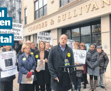  ?? /SUMINISTRA­DA ?? Steve Jiménez, sobrevivie­nte de abuso sexual infantil, reclama que Senado estatal apruebe ley a favor de víctimas.