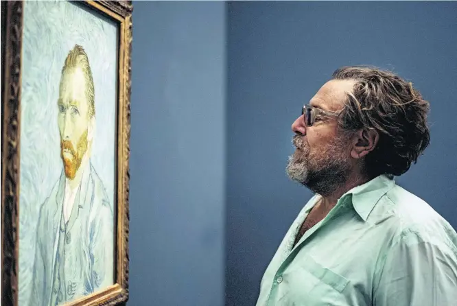 ?? JULIEN MIGNOT/THE NEW YORK TIMES ?? Inspiração. Julian Schnabel observa o autorretra­to de Vincent van Gogh no Museu d’Orsay, em Paris; o artista diz que a exposição é como ‘uma carta escrita de um pintor para o outro’