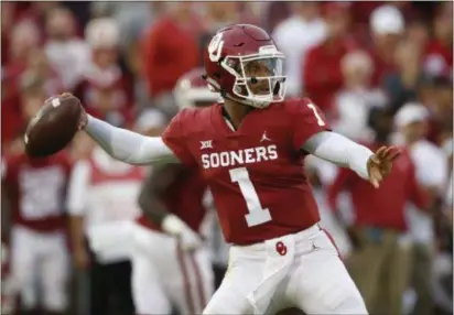  ?? SUE OGROCKI — THE ASSOCIATED PRESS ?? Oklahoma quarterbac­k Kyler Murray (1) was named The Associated Press college football Player of the Year Thursday.