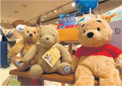  ??  ?? Tres generacion­es del peluche de Winnie: el original de Harrods, la versión clásica y la más reciente.