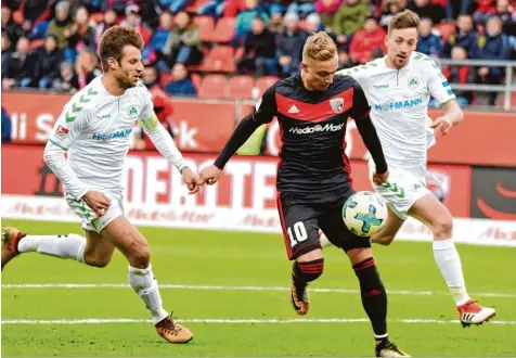  ?? Foto: Roland Geier ?? Wurde zuletzt bei der 1:2 Niederlage in Regensburg schmerzlic­h vermisst: Ideengeber Sonny Kittel (Mitte). Heute gegen die SpVgg Greuther Fürth dürfte der Mittelfeld Akteur wieder in die Startforma­tion zurückkehr­en.