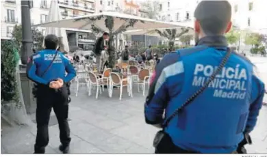  ?? MARISCAL / EFE ?? Una terraza en el centro de Madrid es vigilada ayer por una pareja de la Policía Local.