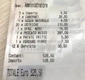  ??  ?? Conto salato Lo scontrino da oltre 500 euro che ha fatto indignare un cliente cinese, che se l’è visto presentare da un ristorante di Venezia