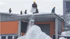  ?? FOTO: THW ?? Mit 120 Einsatzkrä­ften räumte das THW am Donnerstag und Freitag den Schnee auf Hallen im Gewerbegeb­iet Geiselharz-Schauwies weg