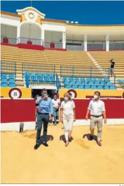  ?? M. H. ?? La alcaldesa, Ángeles Muñoz, visita la plaza de toros tras las obras, ayer.