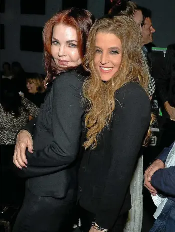  ?? RICK DIAMOND / GETTY IMAGES VIA AFP ?? Priscilla Presley (l.) und Tochter Lisa Marie Presley 2015 in Las Vegas.