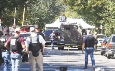  ?? Arnold Gold / Hearst Connecticu­t Media ?? New Haven, state and federal law enforcemen­t officials investigat­e at the scene of shootings on Elm Street in New Haven on Saturday.