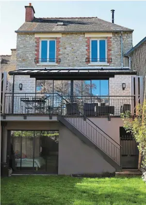  ?? | PHOTO : M.O. ?? Une maison agrandie avec une terrasse et une chambre tournées vers le jardin.