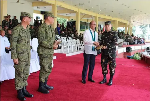  ?? Contribute­d Photo ?? Defense Sec. Delfin Lorenzana gives the plaque of merit to Philippine Air Force Reservist Lt. Albert Corres, who has been adjudged AFP Reservist Officer of the Year (2017) Company Grade Level, which was recently given at Camp Aguinaldo in Quezon City....