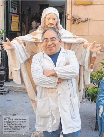  ?? FOTO: SCHREIBER ?? Mit göttlichem Beistand: Guiseppe Rosato gehört zu den Cartapesta­Künstlern, die mit Pappmachee arbeiten.