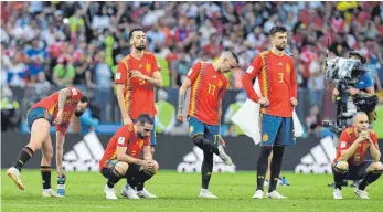  ?? FOTO: AFP ?? Spieler Spaniens, jahrelang der Inbegriff der Ballbesitz­mannschaft, nach dem WM-Aus gegen Russland.