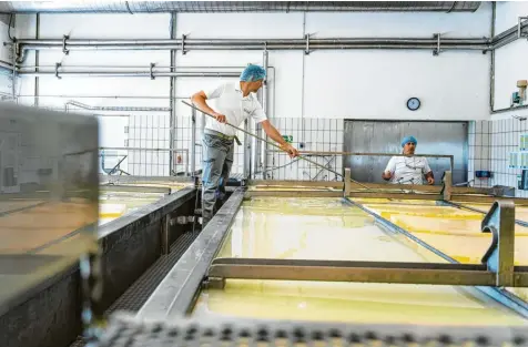  ?? Fotos: Wolfgang Rommel/Milchwerk ?? Im Milchwerk Bad Wörishofen werden jedes Jahr mehr als 16.000 Tonnen Käse hergestell­t.