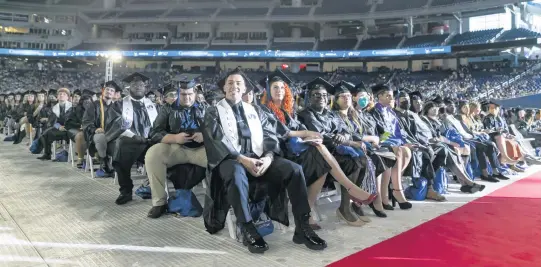  ?? MATIAS J. OCNER mocner@miamiheral­d.com ?? Miami Dade College students crowd the field for their graduation ceremony inside loanDepot Park.