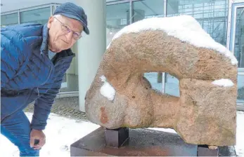  ?? FOTO: MARKUS LEHMANN ?? Ab Donnerstag, 17. Januar, (Vernissage um 19 Uhr) zeigt Dietmar Schmid im Landratsam­t seine Ausstellun­g „Der Mensch – piktural und skulptural“.