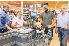  ?? RP-FOTO: RUTH KLAPPROTH ?? Für einen guten Zweck betätigte sich Bürgermeis­ter Peter Jansen als Kassierer. Mit dabei Kassiereri­n Manuela Uhlwurm, Lidl-Kunde Peter Tholen mit Sohn Kimi und Manfred Fröhlich von der Erkelenzer Tafel.