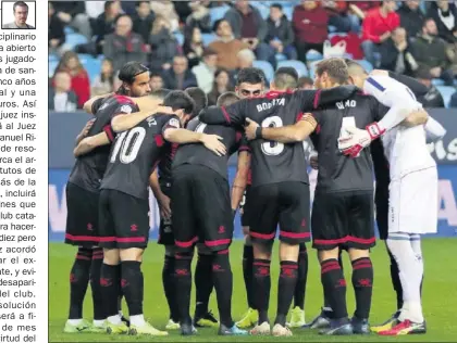  ??  ?? UNIÓN. Los jugadores del Reus se conjuran antes del partido contra el Málaga en la Rosareda.