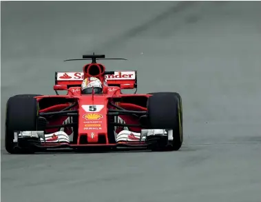  ??  ?? Lo show Sebastian Vettel attacca e supera la Force India di Perez: è solo uno dei tanti sorpassi della rimonta. Suo anche il giro più veloce, a conferma di come la Ferrari fosse veloce e competitiv­a. La F1 saluta la Malesia dopo 19 stagioni: dal 2018 a...