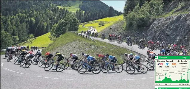  ??  ?? El pelotón rueda camino de la localidad suiza de Champéry en la última etapa del Dauphiné del año pasado.