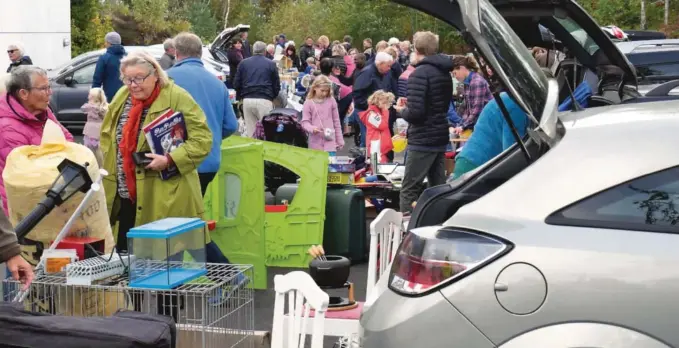  ?? FOTO: FRANK JOHANNESSE­N ?? GODT BESØK: De ivrigste kom først, men da alt åpnet klokken 12 lørdag, veltet folk inn på plassen foran Metodistki­rken i Arendal.