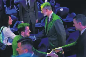  ?? QUIQUE GARCÍA / EFE ?? Felipe VI, ayer saludando a diversas autoridade­s.