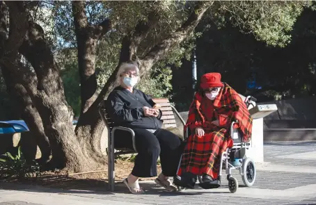  ?? (Olivier Fitoussi/Flash90) ?? ELDERLY WOMEN enjoy some sun in Jerusalem’s Beit Hakerem neighborho­od.