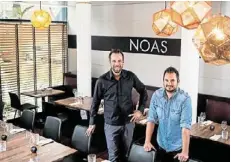  ??  ?? Freuen sich auf viele neue Gäste: Betreiber Stephan Kolba (l.) und Piet Lembke in ihrem neuen Restaurant „Noas“am Isekai 1.