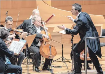  ?? FOTO: CHRISTINA KUNZ ?? Case Scaglione (rechts) ist seit knapp einem Jahr Chefdirige­nt beim Württember­gischen Kammerorch­ester. Auch in der kommenden Saison steht er am Pult im Ulmer Kornhaus.