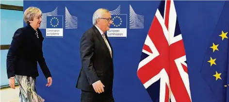  ?? FOTO: AP ?? Die britische Premiermin­isterin Theresa May gestern bei ihrem Besuch bei EU-Kommission­schef Jean-Claude Juncker in Brüssel.