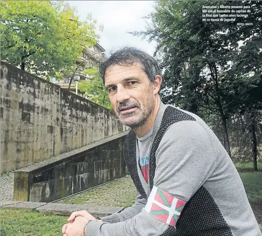  ?? FOTOS: UNCITI ?? Aranzabal y Alberto posaron para MD con el brazalete de capitán de la Real que tantos años lucieron en su época de jugador