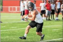  ?? RACHEL WISNIEWSKI - FOR DIGITAL FIRST MEDIA ?? Hatboro-Horsham’s Anthony Kwiatnowsk­i runs with the ball during a 7-on-7 scrimmage against North Penn.