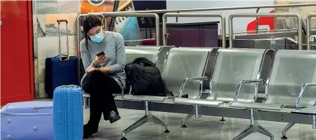  ?? (foto Alberico / Fotogramma) ?? Al Forlanini Una passeggera in attesa all’aeroporto di Milano Linate