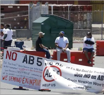  ?? JAN TYSKA — BAY AREA NEWS GROUP ?? Truckers block an entrance to a shipping terminal during a protest at the Port of Oakland on Thursday. The truckers returned to work Monday.