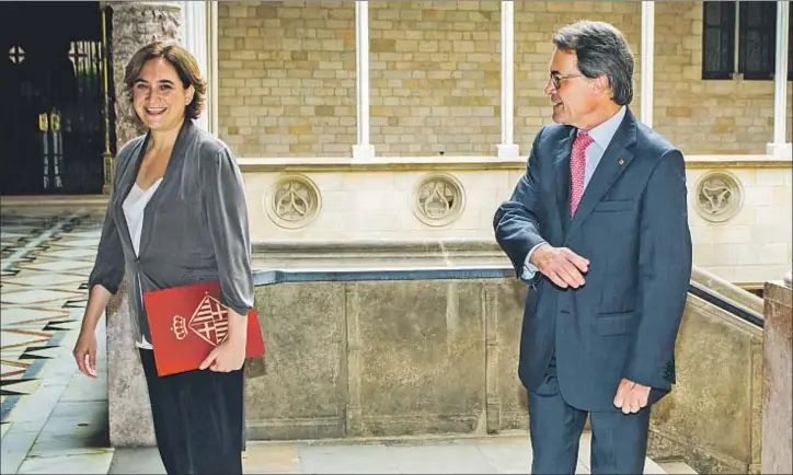  ?? LLIBERT TEIXIDÓ ?? Encuentro fructífero. Ada Colau y Artur Mas mantuviero­n ayer durante una hora y media una entrevista con contenido en el Palau de la Generalita­t