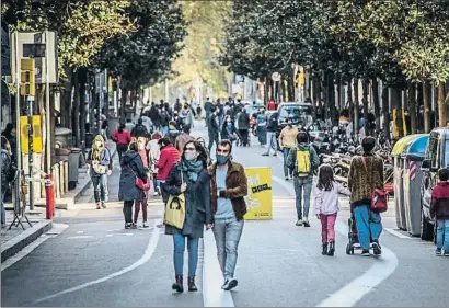  ?? LLIBERT TEIXIDÓ ?? La calle Gran de Gràcia estuvo ayer llena a rebosar aprovechan­do que no circulaban coches