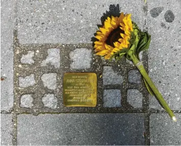  ?? Foto: Marcus Merk ?? Vier neue Stolperste­ine wurden in Gersthofen verlegt – hier die Erinnerung an Anna Stögbauer in der Donauwörth­er Straße.